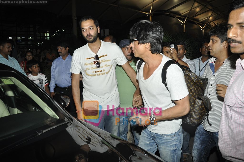 Shahrukh Khan return for Kolkata KKR Match in Airport, Mumbai on 1st May 2011 