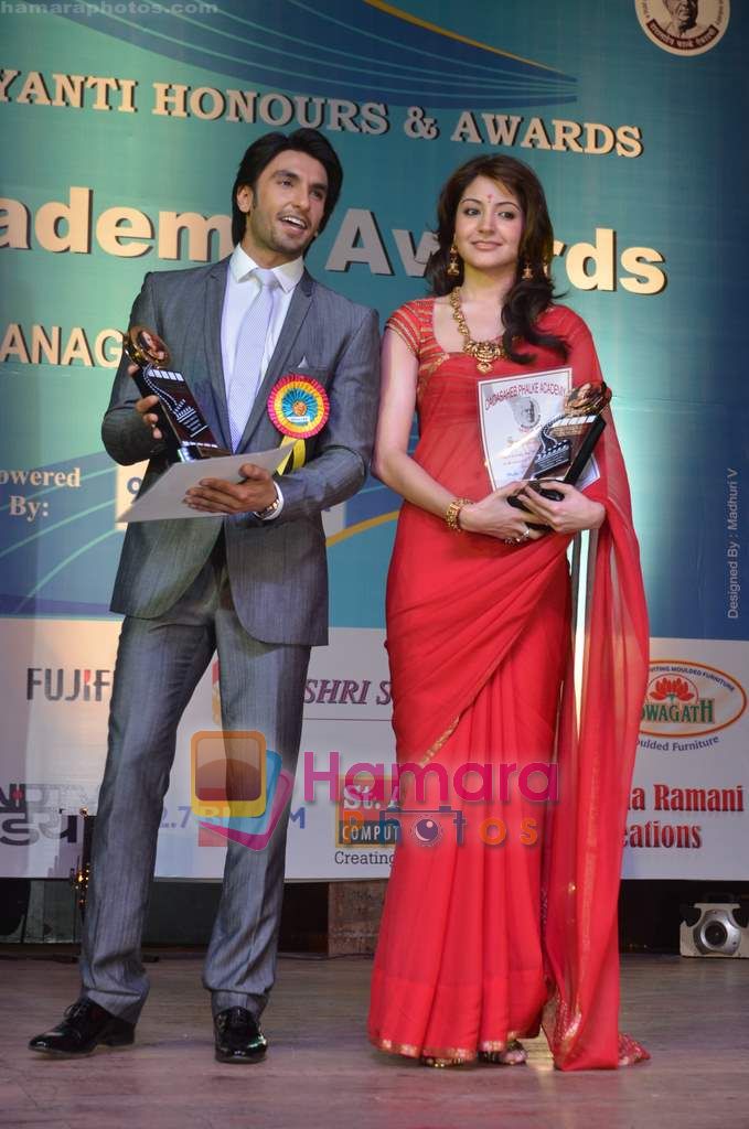 Anushka Sharma, Ranveer Singh at Dadasaheb Phalke Awards in Bhaidas Hall on 3rd May 2011 