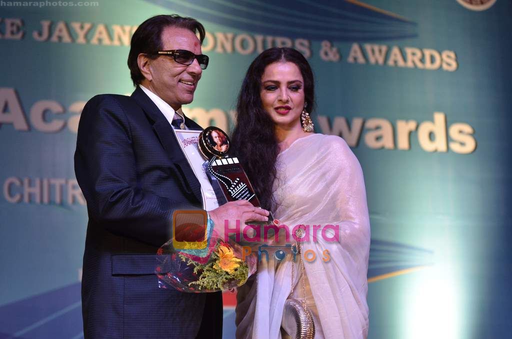 Rekha, Dharmendra at Dadasaheb Phalke Awards in Bhaidas Hall on 3rd May 2011 ~0