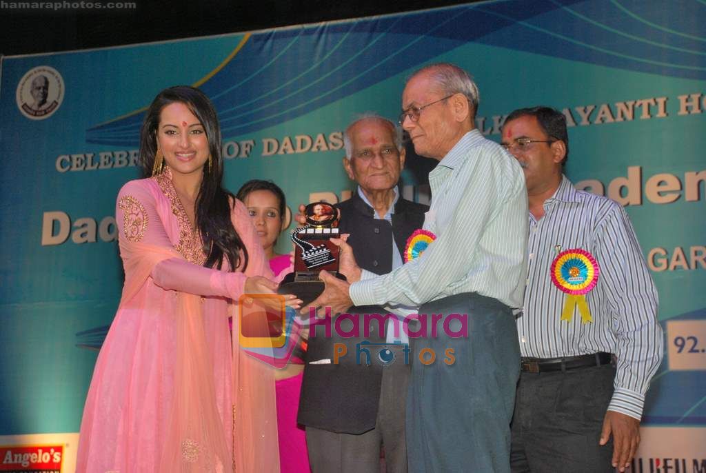 Sonakshi Sinha at Dadasaheb Phalke Awards in Bhaidas Hall on 3rd May 2011 