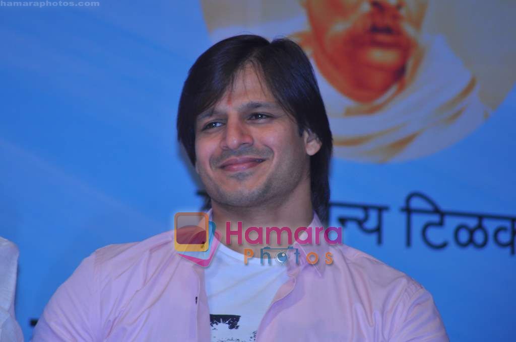 Vivek Oberoi with family at Baba Ramdev spiritual meet in Sion on 3rd May 2011 