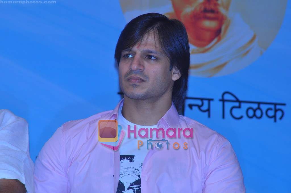Vivek Oberoi with family at Baba Ramdev spiritual meet in Sion on 3rd May 2011 