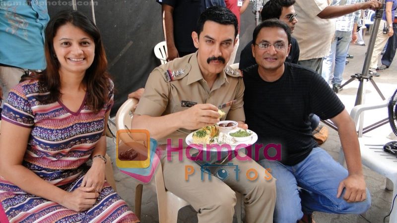 Aamir Khan has a Gujrati Lunch on Reema Kagti movie sets in Mumbai on 4th May 2011