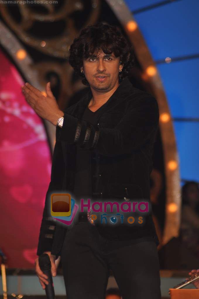 Sonu Nigam at Pyarelal's musical concert in Andheri Sports Complex on 7th May 2011 