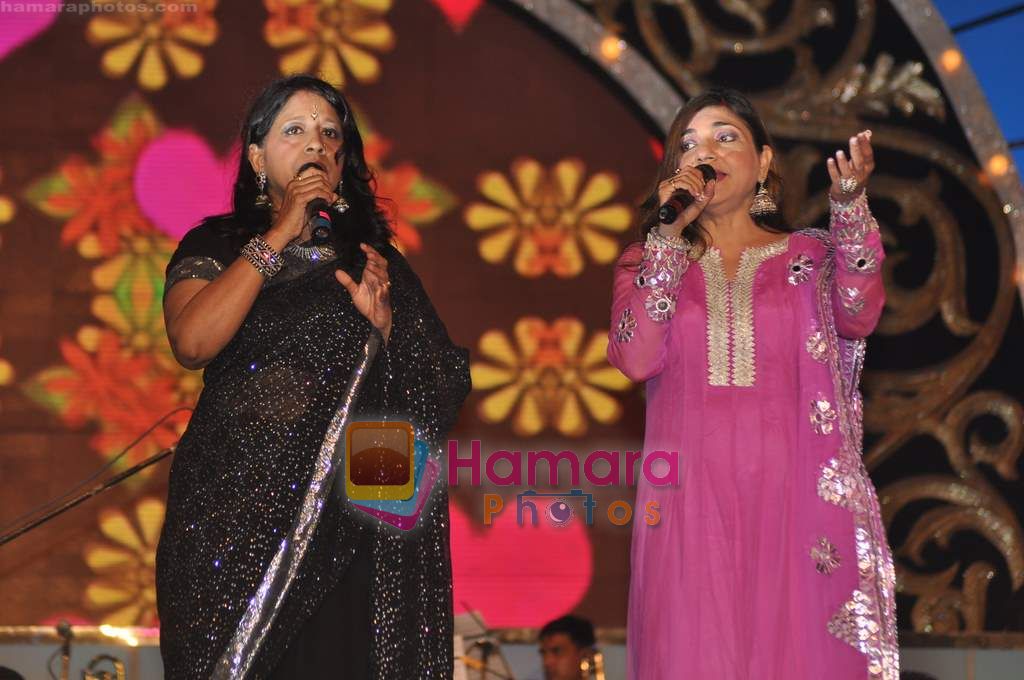 Alka Yagnik, Kavita Krishnamurthy at Pyarelal's musical concert in Andheri Sports Complex on 7th May 2011 