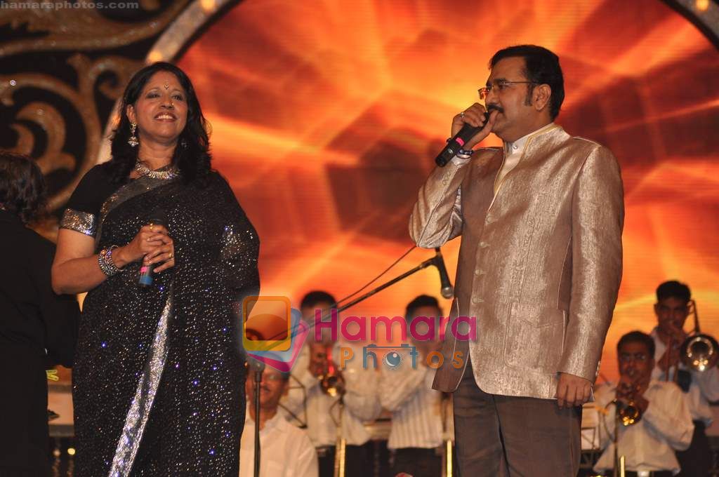 Sudesh Bhosle, Kavita Krishnamurthy at Pyarelal's musical concert in Andheri Sports Complex on 7th May 2011 