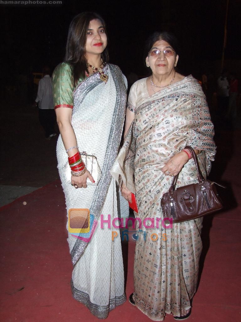 Alka Yagnik with mom at Mother's day special in Mumbai on 6th May 2011