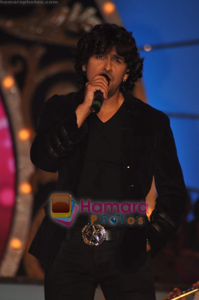 Sonu Nigam at Pyarelal's musical concert in Andheri Sports Complex on 7th May 2011 