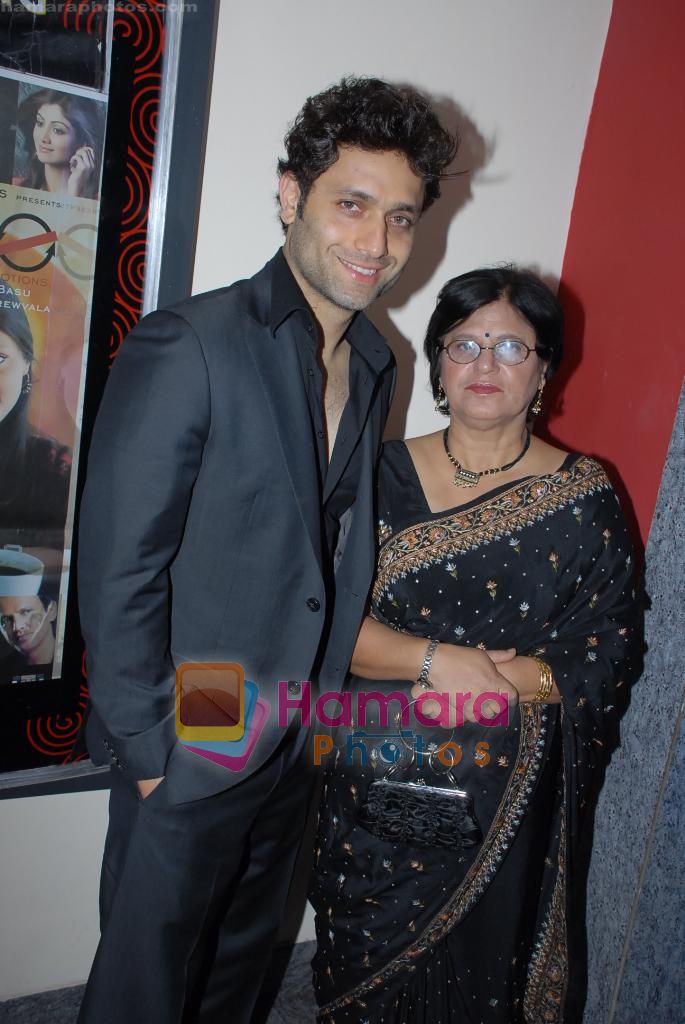 Shiney Ahuja at Mother's day special in Mumbai on 6th May 2011