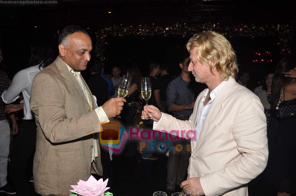 alok aggarwal with rohit bal at Rohit Bal's bday bash in Veda on 12th May 2011