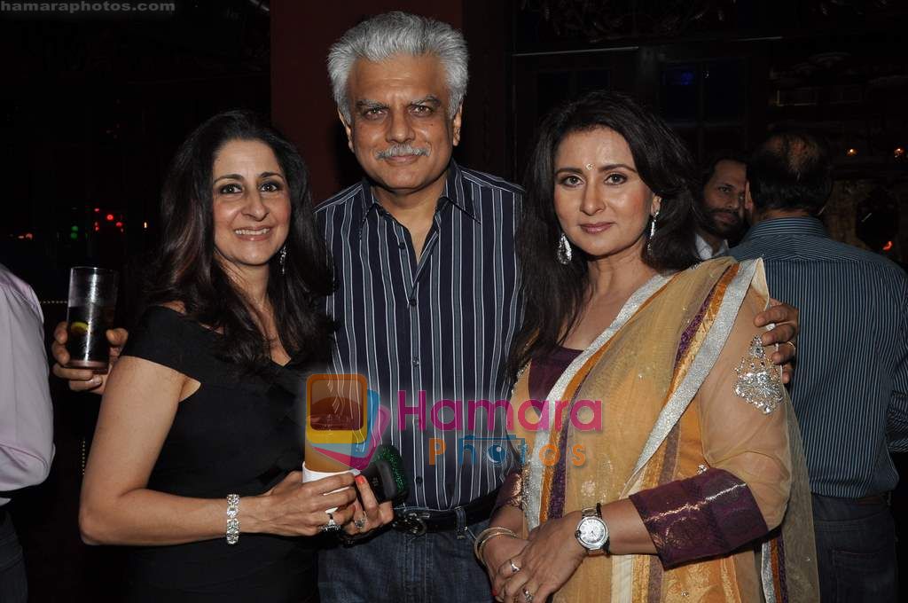 sudheerbehl with rashmi and poonam at Rohit Bal's bday bash in Veda on 12th May 2011