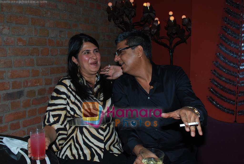 anna singh with summet chopra at Rohit Bal's bday bash in Veda on 12th May 2011