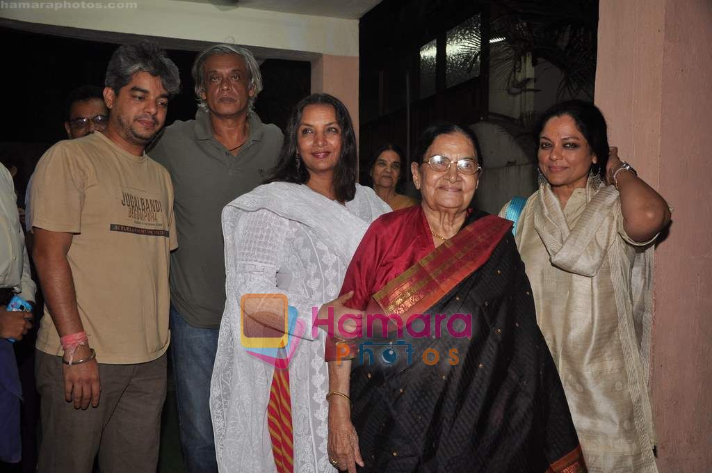 Shabana Azmi, Tanvi Azmi, Sudhir Mishra at Muzaffar Alis unreleased 1986 film Anjuman  in Ketnav, Mumbai on 13th May 2011 