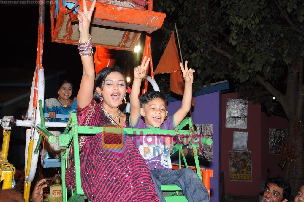 ami trivedi aka kokila of sab tv's papad pol enjoying a giant wheel ride at SAB TV Celebrates World Family Day with entire SAB family in Mumbai on 14th May 2011