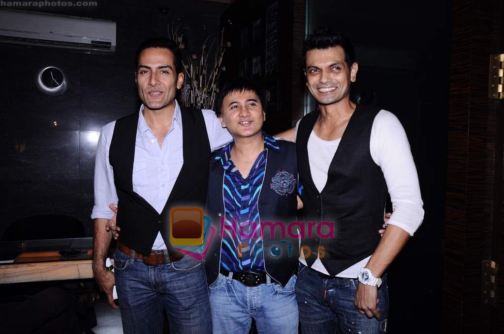 Sudhanshu Pandey at Sameer Seth's guy's nigh out in Cest La Vie on 19th May 2011 