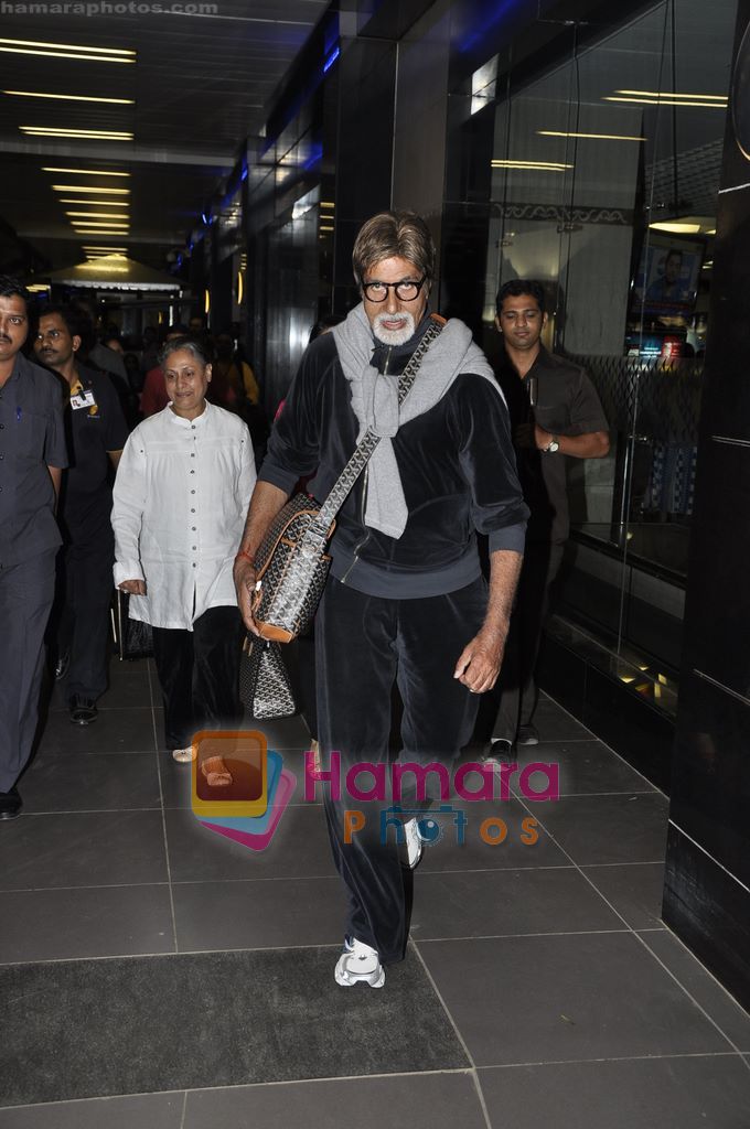 Amitabh Bachchan and Jaya Bachchan return from London in Mumbai Airport on 26th May 2011 