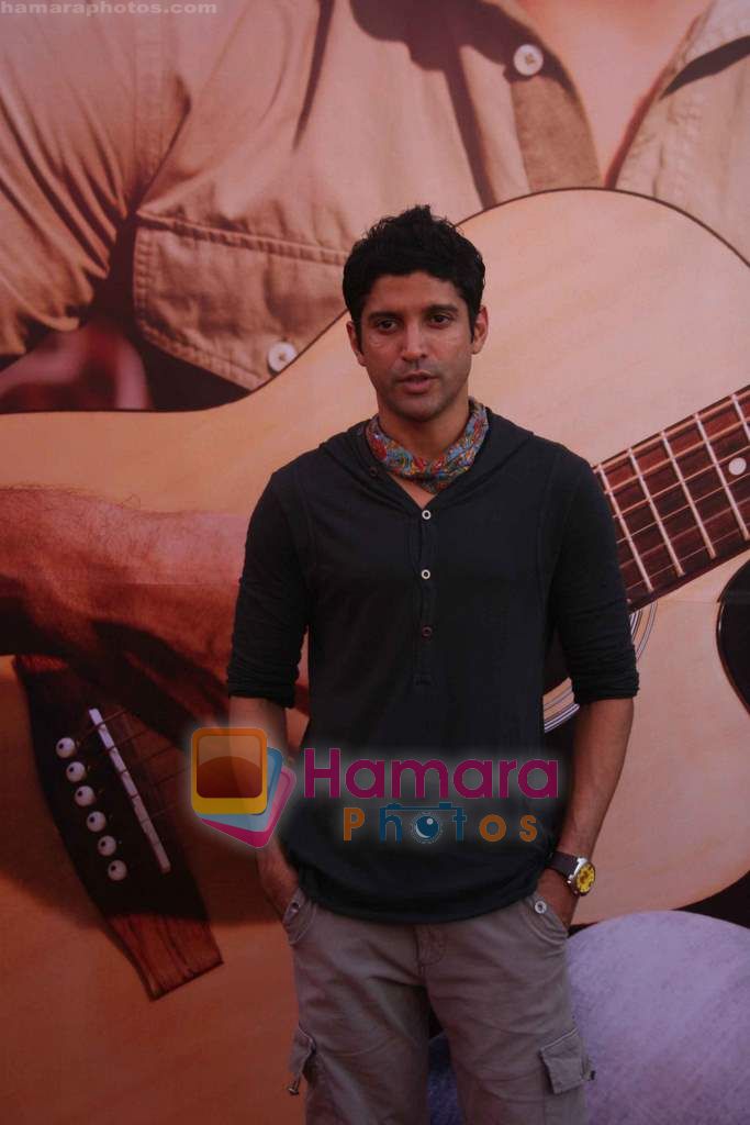 Farhan Akhtar enthralls largest girly gang at Pond's fun in the sun in Mumbai on 27th May 2011-1 