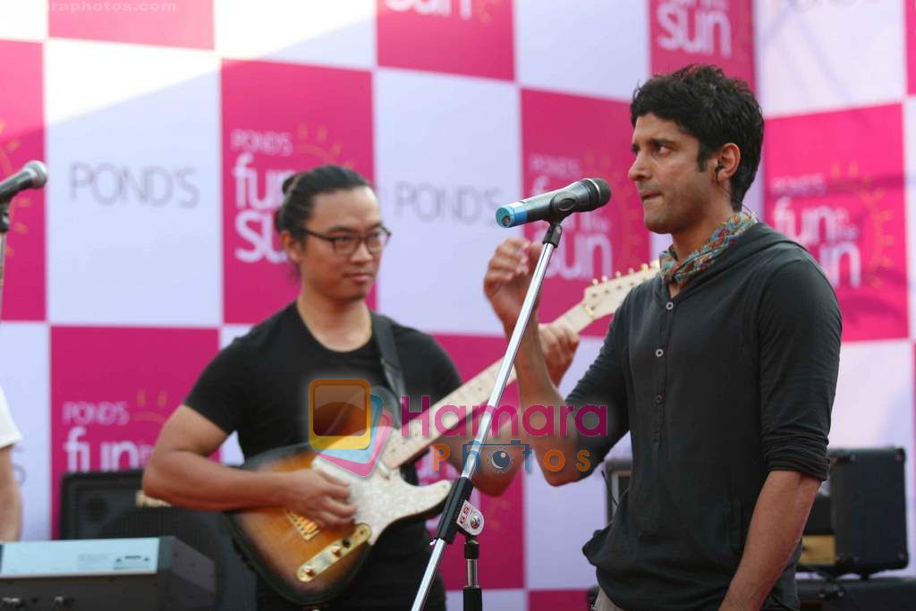 Farhan Akhtar enthralls largest girly gang at Pond�s fun in the sun in Mumbai on 27th May 2011 