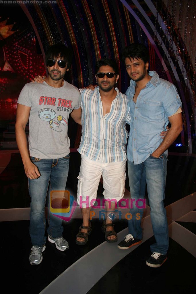 Arshad Warsi, Ritesh Deshmukh, Aashish Chaudhary on the sets of Comedy Ka Maha Muqabala in Madh, Mumbai on 30th May 2011 