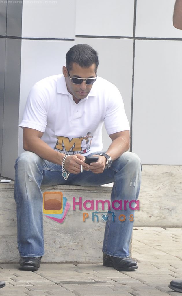 Salman Khan leaves for CCL opening ceremony in Airport, Mumbai on 3rd June 2011