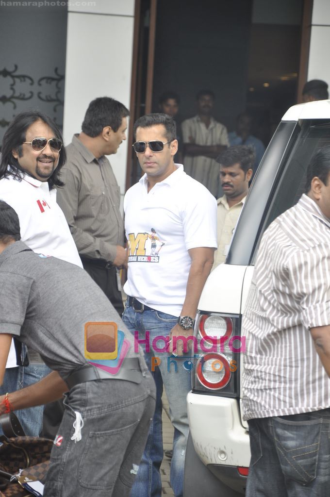 Salman Khan leaves for CCL opening ceremony in Airport, Mumbai on 3rd June 2011 