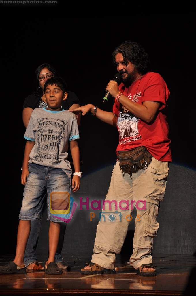 Amol Gupte at Shiamak's Summer Funk show in Sion on 5th June 2011~0