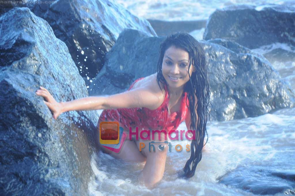 Nikita Raval's glam monsoon shoot on 7th June 2011 