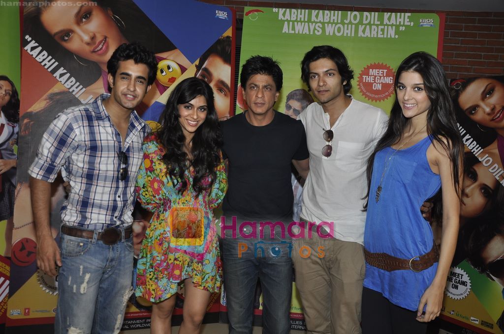 Satyajeet Dubey, Zoa Morani, Shahrukh Khan, Ali Fazal, Giselle Monteiro at Always Kabhi Kabhi promotions in Mannat, Bandra, Mumbai on 7th June 2011 