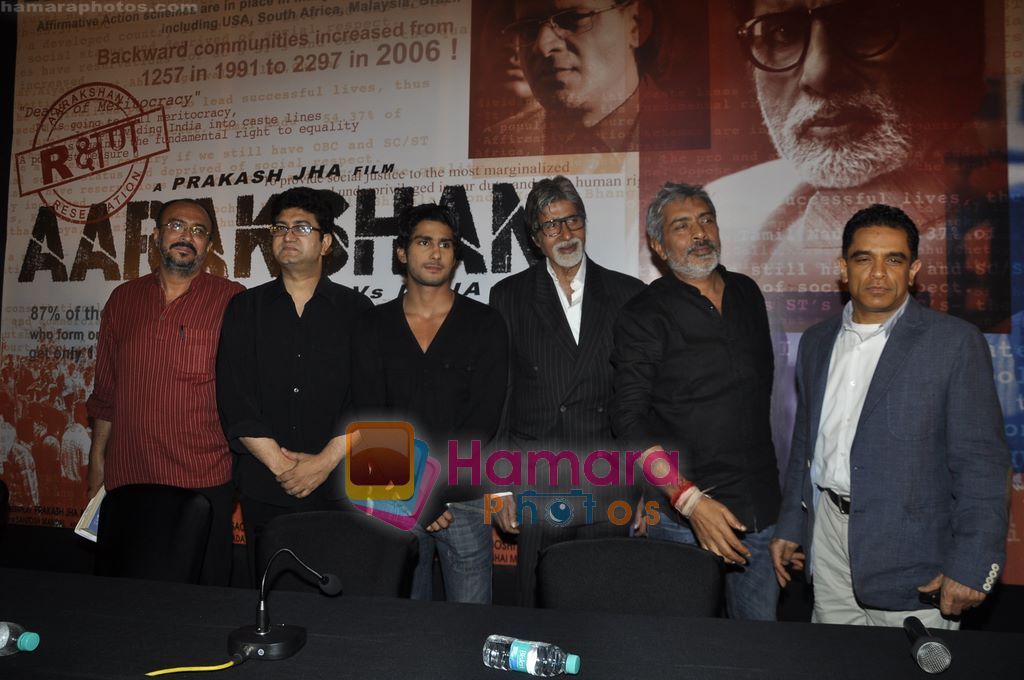 Amitabh Bachchan, Prakash Jha, Prateik Babbar, Parsoon Joshi at Aarakshan 1st look launch in Novotel, uhu, Mumbai on 8th June 2011 