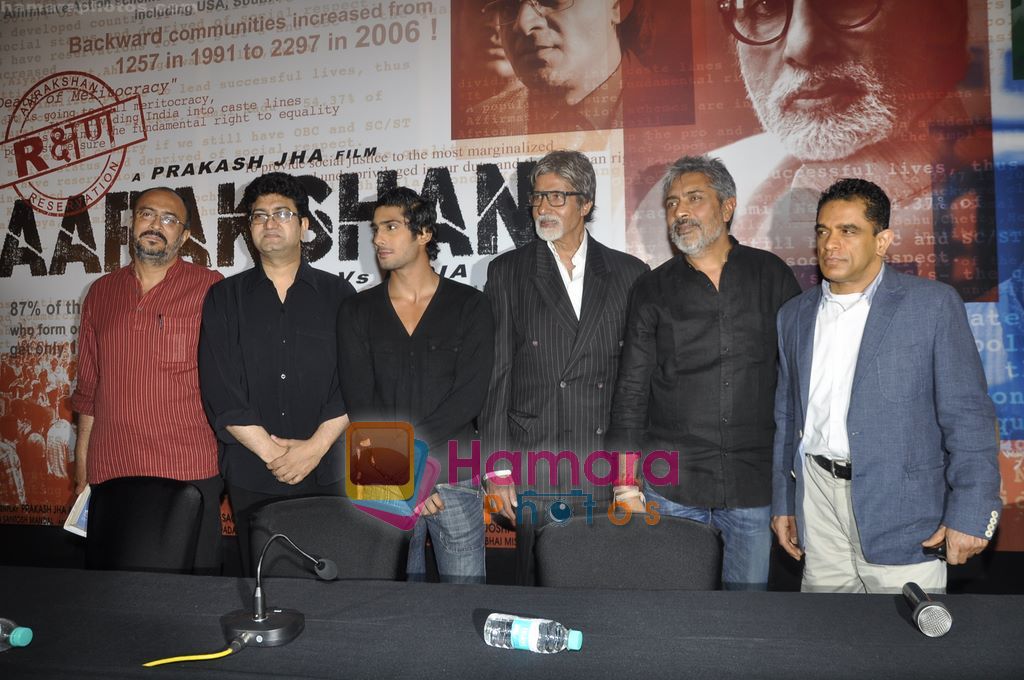 Amitabh Bachchan, Prakash Jha, Prateik Babbar, Parsoon Joshi at Aarakshan 1st look launch in Novotel, uhu, Mumbai on 8th June 2011 