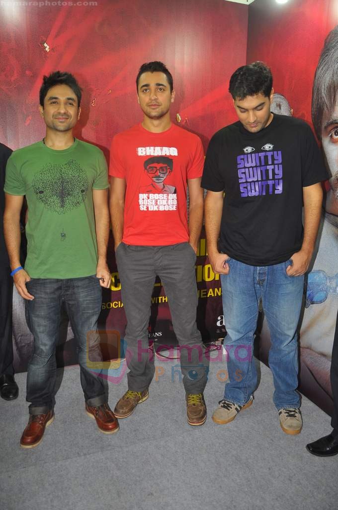 Imran Khan, Kunal Roy Kapoor, Vir Das at Delhi Belly T-shirts launch at Garment Fair in Goregaon on 20th June 2011 