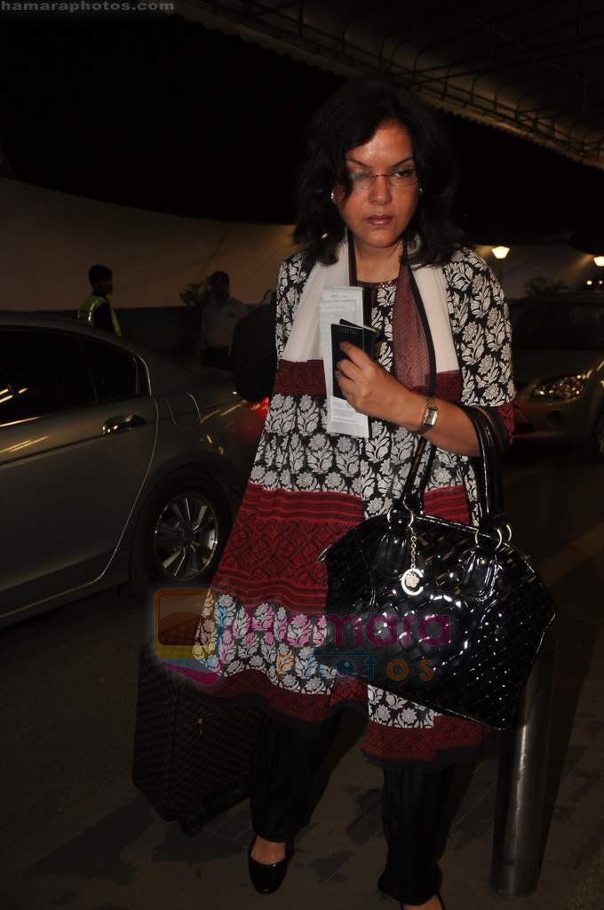 Zeenat Aman leave for IIFA in Mumbai Airport on 21st June 2011 
