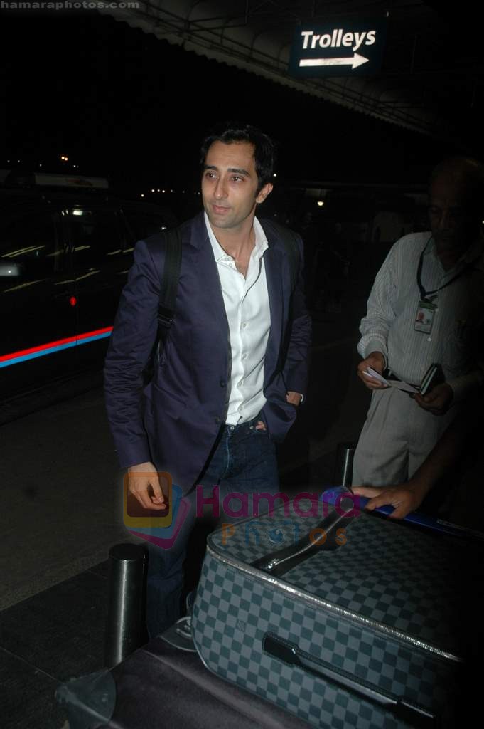 Rahul Khanna leave for IIFA in Mumbai Airport on 21st June 2011 