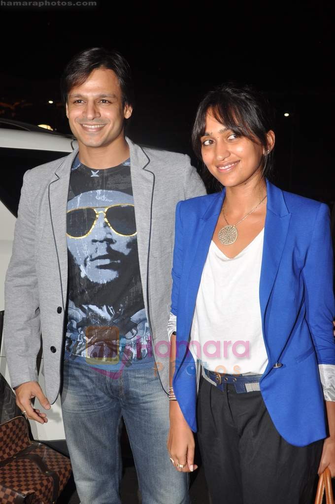 Vivek Oberoi leaves for IIFA with family in Mumbai Airport on 23rd June 2011 