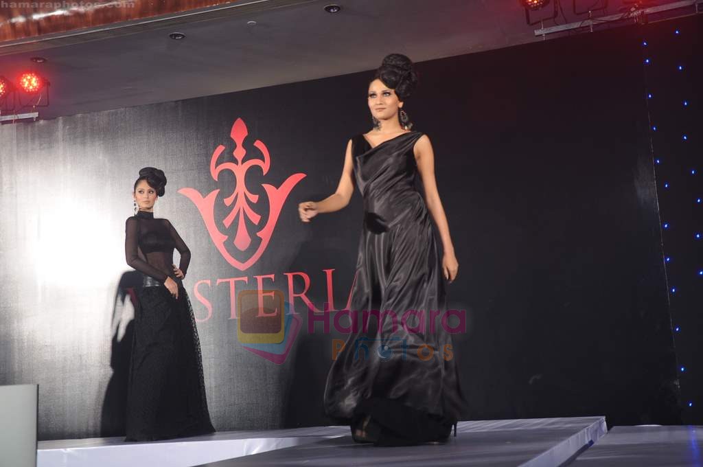 at Visteri fashion show in Novotel, Mumbai on 25th June 2011 