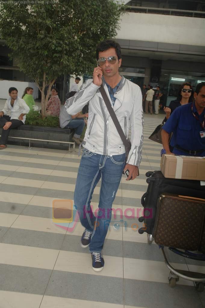 Sonu Sood return from Toronto in Mumbai Airport on 27th June 2011 