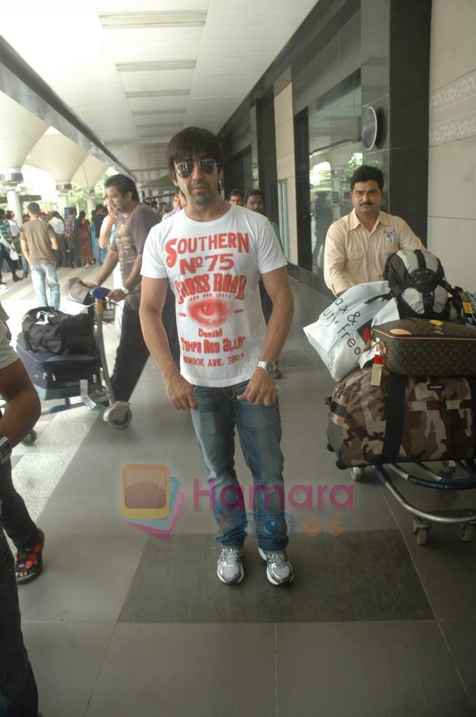 Aashish Chaudhary return from Toronto in Mumbai Airport on 27th June 2011 