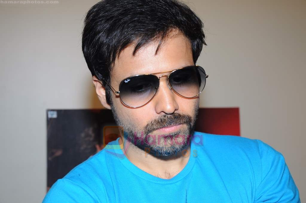 Emraan Hashmi at Reliance store in Vashi on 1st July 2011 
