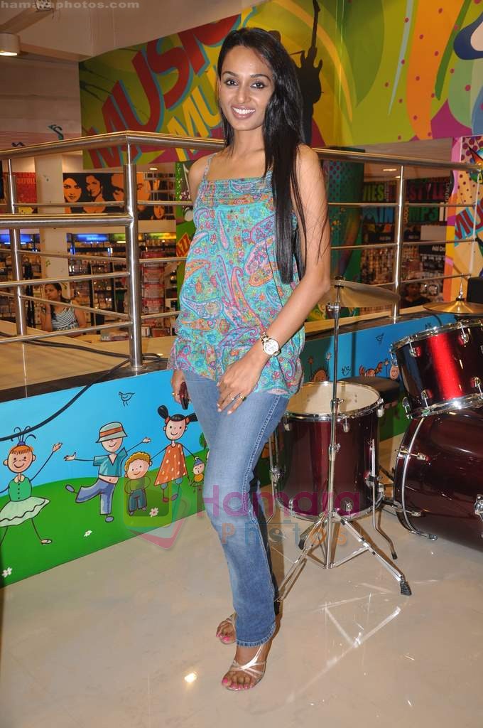 Reshmi Ghosh at Shelly Khera of SLIM SUTRA launches Meditation and Slimming DVD in Planet M on 2nd July 2011