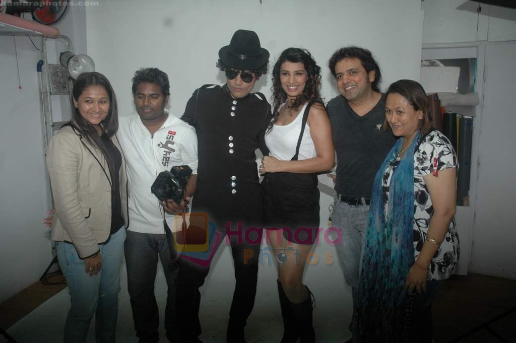 Mink Brar with designer Rajesh Aiya pays Tribute to MJ in Andheri, Mumbai on 2nd July 2011