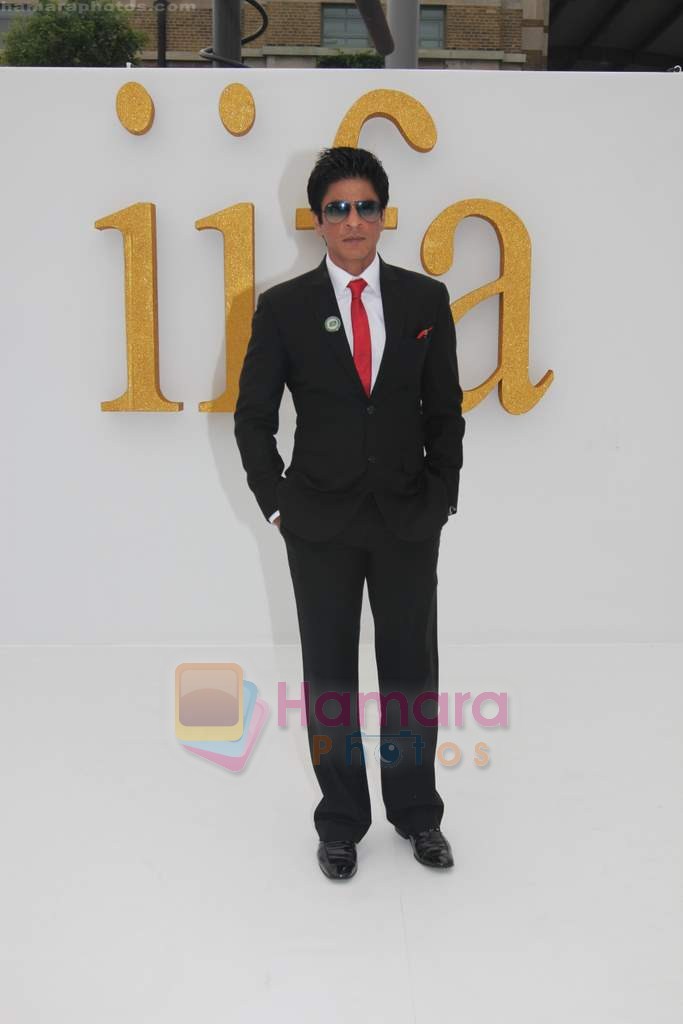 Shahrukh Khan at IIFA 2011 Red Carpet on 25th June 2011