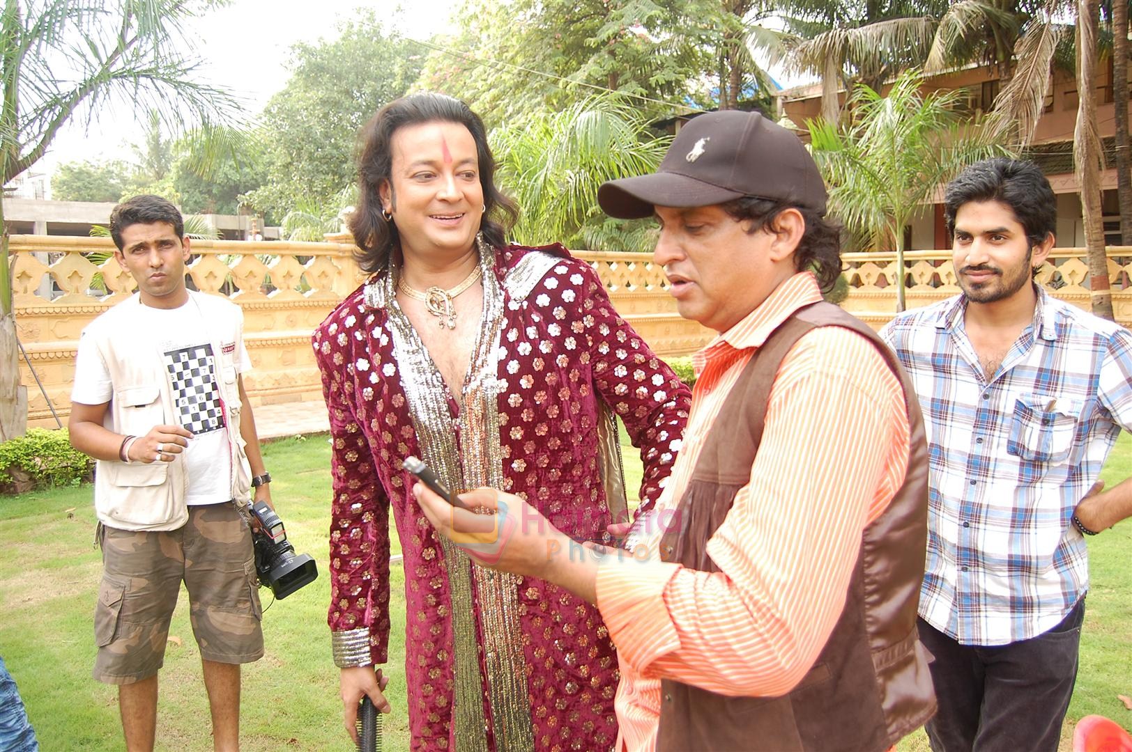 Santosh Shukla as Virendra Singh with director sunil agnihotri ON SETS OF KAHAANI CHANDRAKAANTA KI.