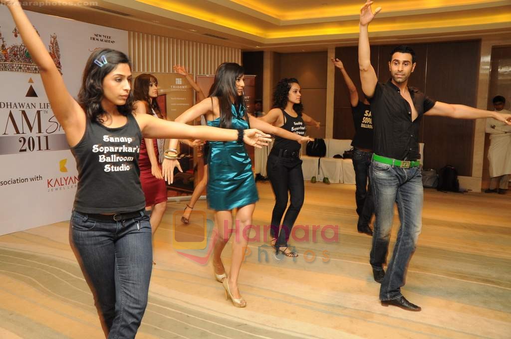 Sandip Soparkar with The 20 I Am She Finalists and Experts of Wadhawan Lifestyle unveiled the I Am She anthem in Mumbai on 8th July 2011