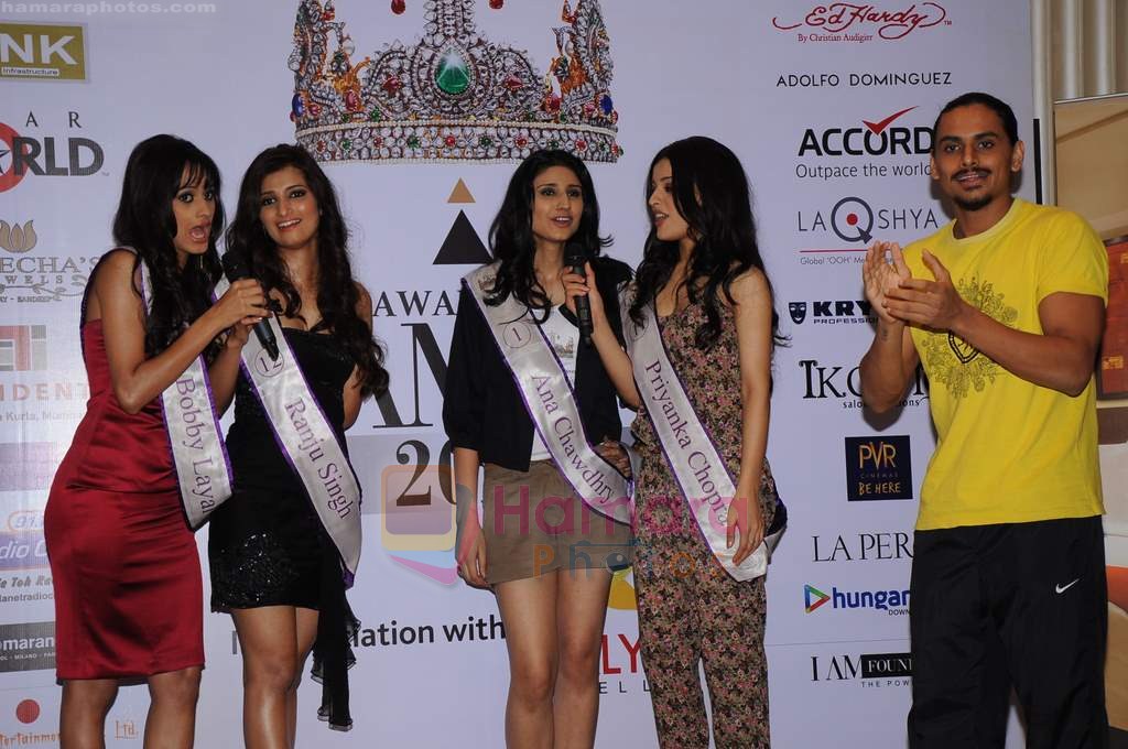 The 20 I Am She Finalists and Experts of Wadhawan Lifestyle unveiled the I Am She anthem in Mumbai on 8th July 2011