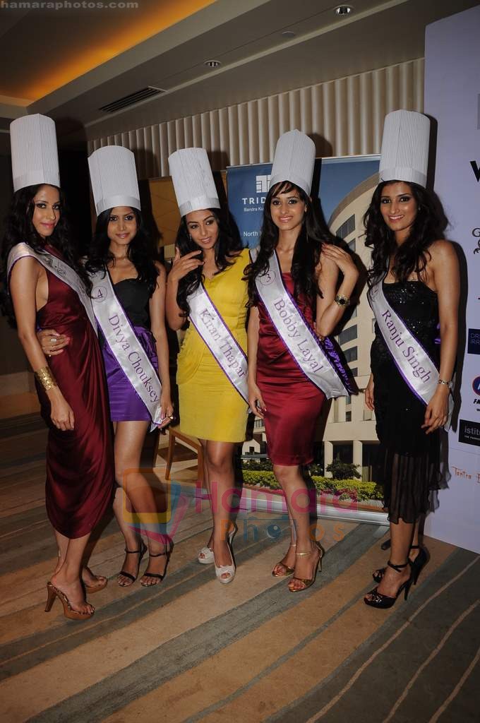 The 20 I Am She Finalists and Experts of Wadhawan Lifestyle unveiled the I Am She anthem in Mumbai on 8th July 2011