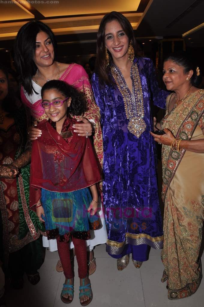 Sushmita Sen, Farah Ali Khan at Dr Shefali's daughter's mehndi in Khar Gymkhana on 8th July 2011
