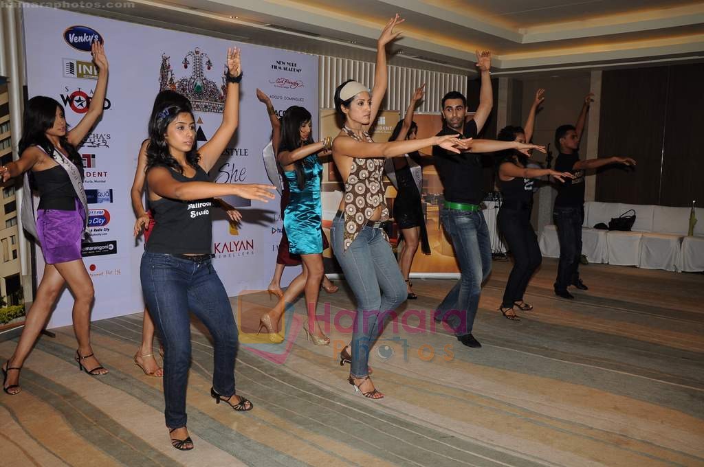 Jesse Randhawa, Sandip Soparkar with The 20 I Am She Finalists and Experts of Wadhawan Lifestyle unveiled the I Am She anthem in Mumbai on 8th July 2011