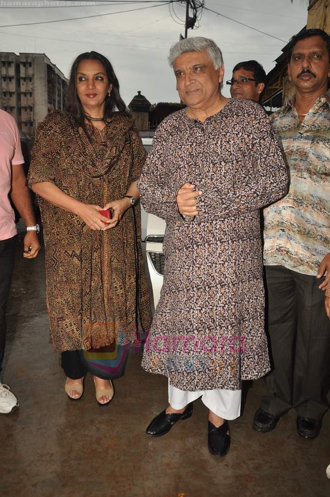 Javed Akhtar and Shabana Azmi at Bablu Aziz prize distribution for children event in Santacruz on 9th July 2011