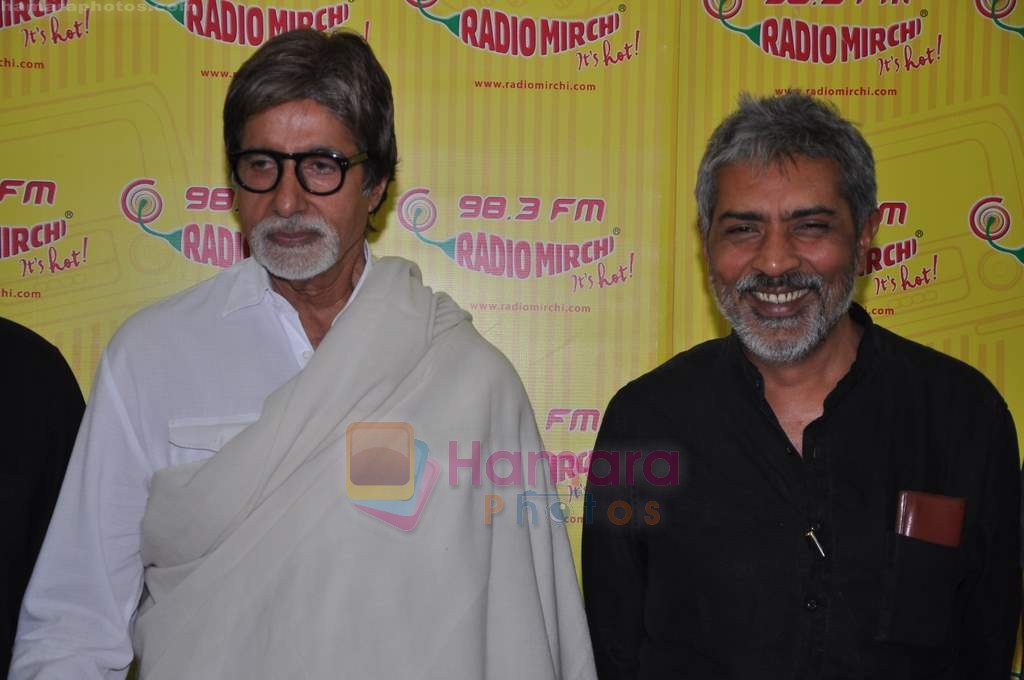 Amitabh Bachchan, Prakash Jha with Aarakshan team at Radio Mirchi in Lower Parel on 11th July 2011