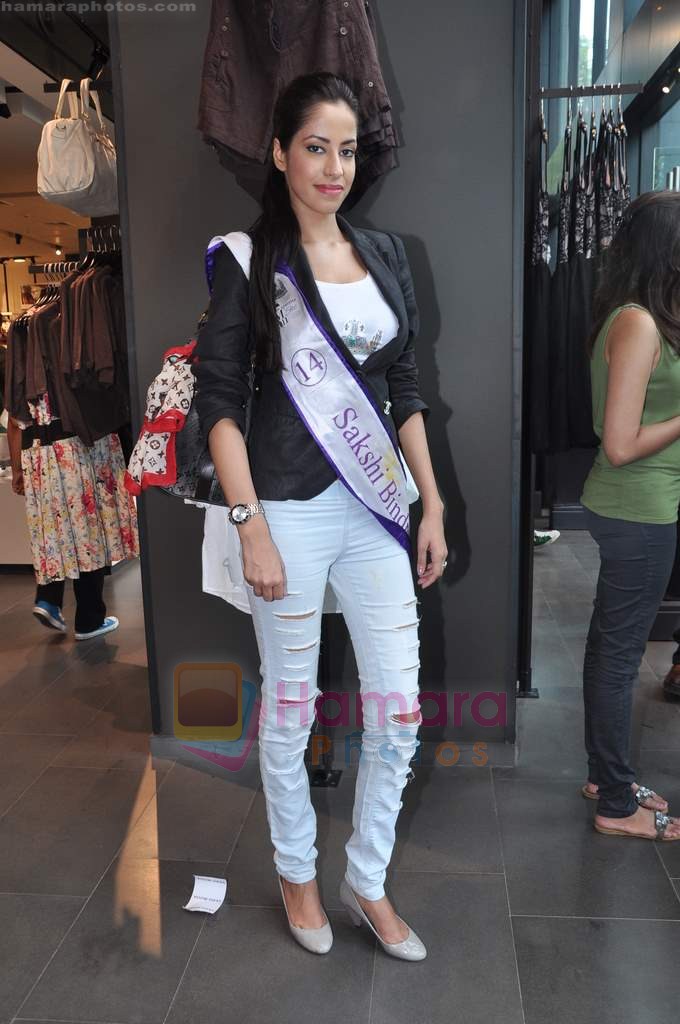 I am She contestants at Vero Moda store on 11th July 2011
